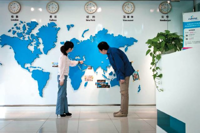 在線旅企線上爭流量、線下?lián)岄T店，傳統(tǒng)旅行社能否避免被“圍剿”？